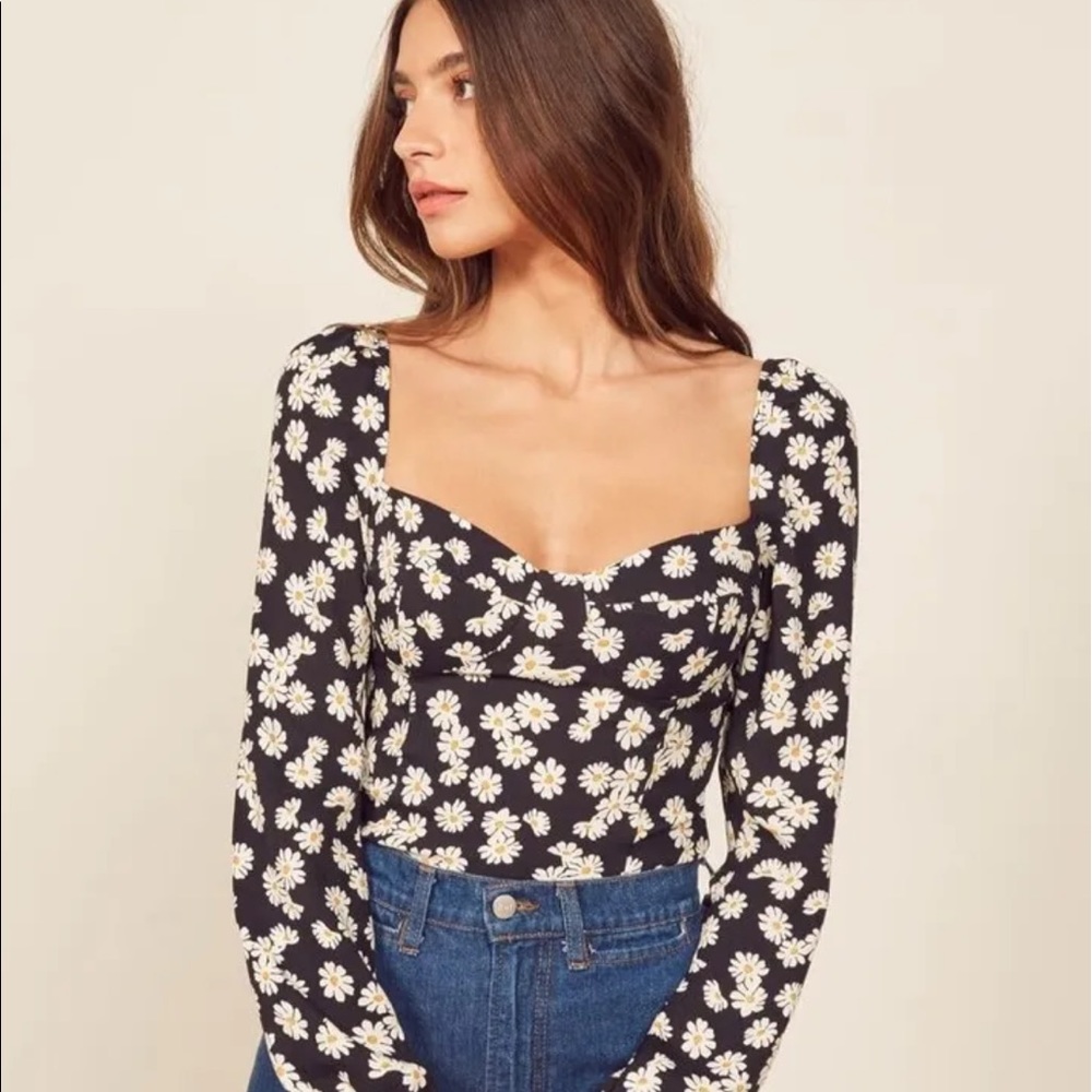 Reformation Reign top in daisy chain print